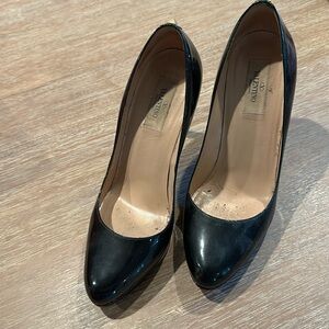 Pointy black Valentino Garavani heels.